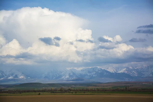 Dağ uzakta — Stok fotoğraf