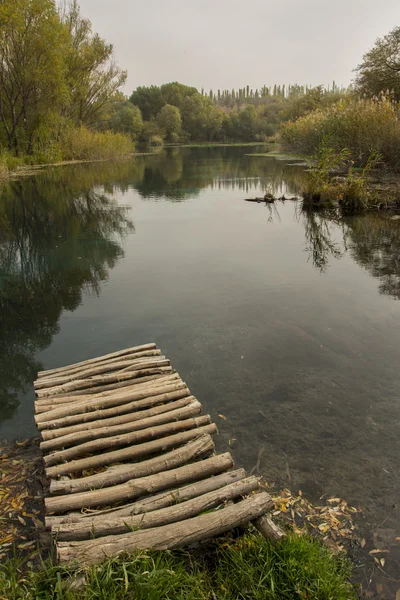 sessiz bir göl üzerinde bulutlu gün
