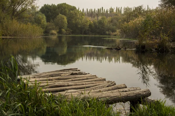 sessiz bir göl üzerinde bulutlu gün