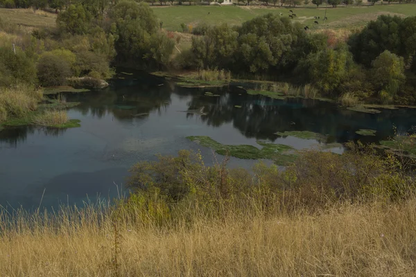 sessiz bir göl üzerinde bulutlu gün