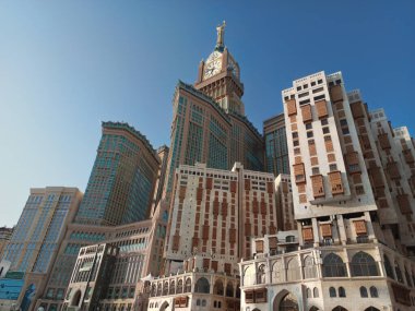 Yukarı bakan modern bir cam ve beton binanın soyut bir görüntüsü. Bir ofis binasının mimari dış görünüşü. Gökyüzüne karşı yükselen yüksek binaları olan bir şehir manzarası.