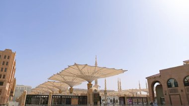 Sıcak güneşten korunmak için büyük camilerde dev şemsiyeler yapılır..