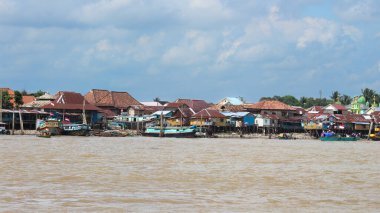 Palembang 'taki Musi Nehri' nde devriye botu. Bu tekne su güvenliği için kullanılıyor..     