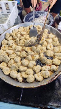 Pempek, ya da balık ve tapyoka, sirke sosu adı verilen tatlı ve ekşi bir sosla servis edilir. Pempek bir Endonezya yemeğidir (Palembang).