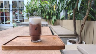 Akşamları bir restoranda servis edilen köpük katmanlı geleneksel bir Teh Tarık (çekilen çay). Bu sıcak içecek Güneydoğu Asya lokantalarında popülerdir..