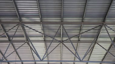 Merkezi bir düğüme bağlı çoklu metal kirişlere sahip çelik çatı birleşimi, endüstriyel mimari detaylar içeriyor.