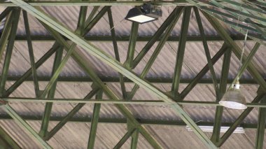 Sahne ışıkları bir spor stadyumunun çelik çerçevesinden sarkıyor.