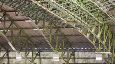 Sahne ışıkları bir spor stadyumunun çelik çerçevesinden sarkıyor.