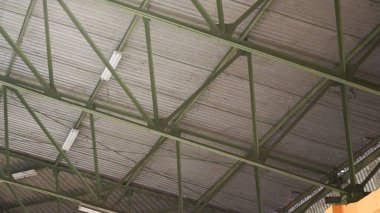 Sahne ışıkları bir spor stadyumunun çelik çerçevesinden sarkıyor.