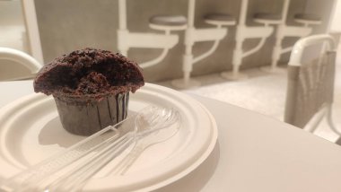 Lezzetli ve dokulu siyah çikolatalı kekler, şeker kamışı lifinden ya da hamurdan yapılmış çevre dostu beyaz tabaklarda servis edilir..