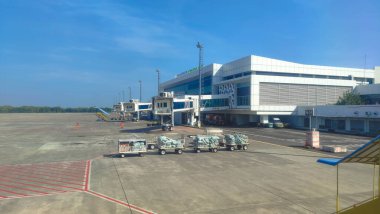 Yolcu bavulunu havaalanındaki uçağa yüklüyorum.