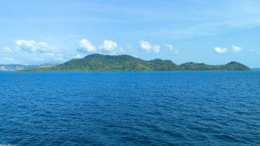 Pahawang Adası, Lampung 'un tropik plajının güzel manzarası. Highland Doğal Parkı 'ndaki manzara. Deniz kenarındaki panoramik manzara.