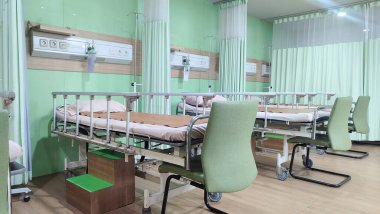 Hastane koğuşu ya da odası boş ve temiz görünüyor.