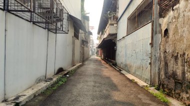 Eski Binalar Arasında Kaybolan Işıkla Şehir Geçidini daralt