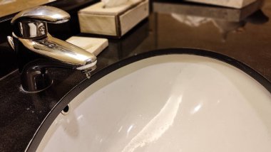 Umumi tuvaletin çağdaş içi, modern ve temiz umumi tuvalet alanı büyük ayna ile donatılmış.