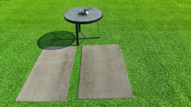 Yapay Yeşil Çimen üzerinde kül tablası olan Yuvarlak Metal Tablo