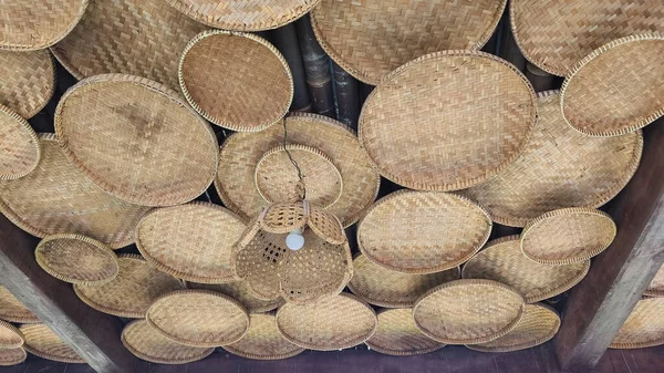 Rustik Tavan Örgü Tepsiler ve Merkezi Işık Tesisatı ile süslenmiştir.