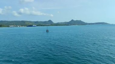 Küçük adaların tropik plajlarının güzel manzarası, Sunda Boğazı boyunca Lampung. Highland Doğa Parkı 'ndaki manzara. Deniz kenarındaki panoramik manzara.