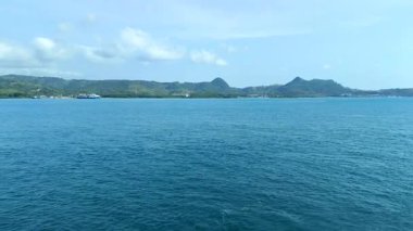 Küçük adaların tropik plajlarının güzel manzarası, Sunda Boğazı boyunca Lampung. Highland Doğa Parkı 'ndaki manzara. Deniz kenarındaki panoramik manzara.