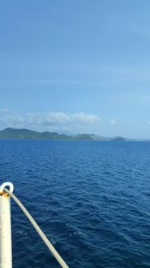 Küçük adaların tropik plajlarının güzel manzarası, Sunda Boğazı boyunca Lampung. Highland Doğa Parkı 'ndaki manzara. Deniz kenarındaki panoramik manzara.