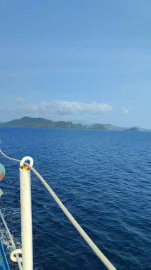 Küçük adaların tropik plajlarının güzel manzarası, Sunda Boğazı boyunca Lampung. Highland Doğa Parkı 'ndaki manzara. Deniz kenarındaki panoramik manzara.