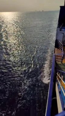 Geminin izleri. Dalgalar. Okyanus. Deniz. Eğlence için. Teknede sıradaki. Suda köpük var. Yolcu gemisi okyanus yüzeyinde iz bırakıyor, beyaz iz.