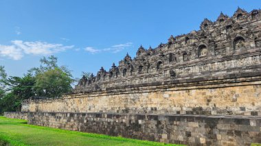 Endonezya 'nın merkezindeki Yogyakarta yakınlarında, Magelang Regency' deki 9. yüzyıl Mahayana Budist tapınağı..