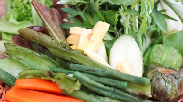 Lalapan veya taze çiğ sebze sepeti. Biber soslu, tamamlayıcı yemek olarak yenir. Bir sepet çiğ sebze otantik Endonezya yemeği.