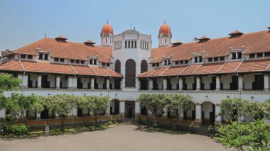 Semarang, 6 Ağustos 2025: Lawang Sewu 'nun dışı, Semarang. Semarang 'ın Eski İstasyonu olarak da bilinen PT KAI' a ait tarihi bir bina..