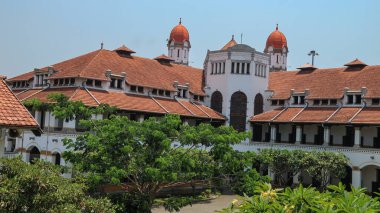Semarang, 6 Ağustos 2025: Lawang Sewu 'nun dışı, Semarang. Semarang 'ın Eski İstasyonu olarak da bilinen PT KAI' a ait tarihi bir bina..