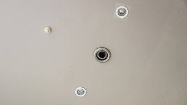 Modern tavan iç döşemesi içe dönük ışıklandırma, geometrik çizgiler ve dairesel hoparlörde inşa edilmiş