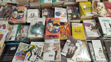 Gramedia Kitabevi 'nde kitap satışı pazarı. Bir yığın kitap. Çocuk kitapları yığını..