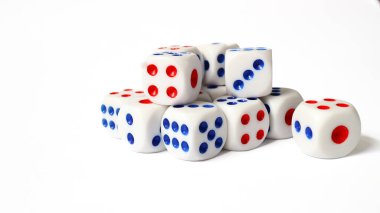 Temiz beyaz arka planda kırmızı ve mavi noktalı dağılmış beyaz zarlar şans, şans ve olasılığı temsil ediyor..