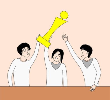 Üç kişi bir kupa tutuyor. Ödül sarı ve insanlar gülümsüyor. Sahne kutlama ve mutluluk dolu.