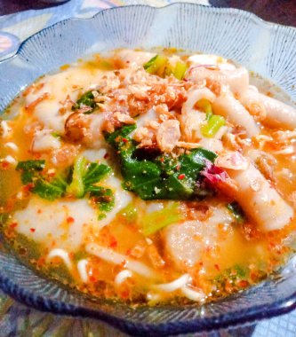 Bir kase seblak yakın çekim. Endonezya 'nın popüler sokak yiyeceklerinden biri, Bandung' dan geliyor..