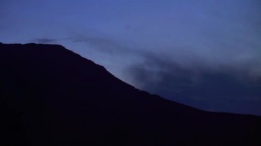 Zaman atlamalı karanlık bulutlar. Başlarken karanlık.