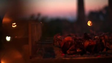 Tavuk ızgara yanıyor.