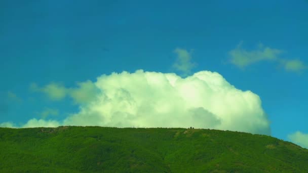 El lapso de tiempo de las nubes se va a la montaña . — Vídeo de stock