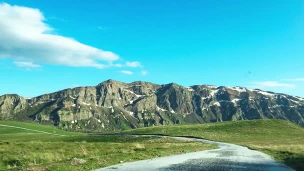 Unidade de carro Adventural no caminho.Bela paisagem vista incrível das montanhas . — Vídeo de Stock