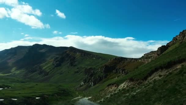 途中車で adventural。美しい景観の素晴らしい山の景色. — ストック動画