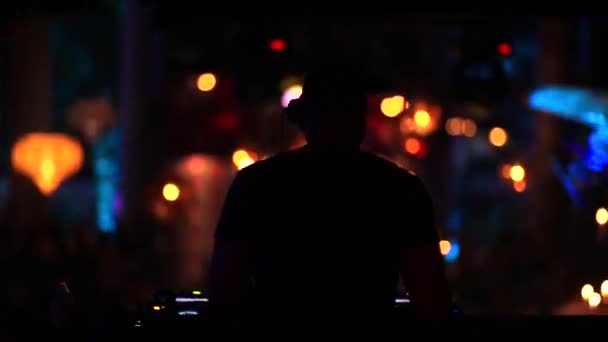 DJ wordt de muziek afgespeeld. — Stockvideo