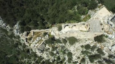 Eski bir kalenin güzel hava atış.