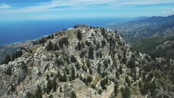 Beautiful aerial shot of an ancient castle. — Stock Video