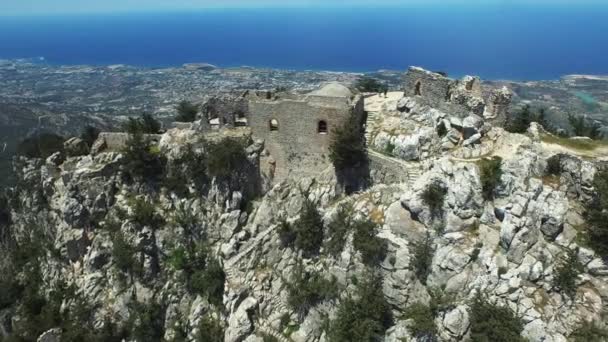 Beautiful aerial shot of an ancient castle. — Stock Video