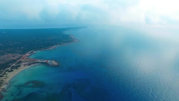 Vista aérea de uma ilha muito grande . — Vídeo de Stock