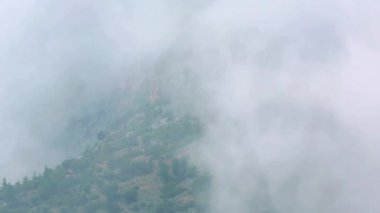 Sis dağlardan aşağı geliyor.