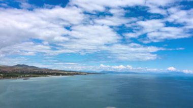 Zaman atlamalı bulutlar ve deniz.