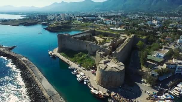 Vue aérienne du château et de l'océan . — Video