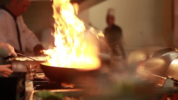 Kocken gör eld. — Stockvideo