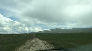 Yağmurlu görünümünden bir araba içinde.
